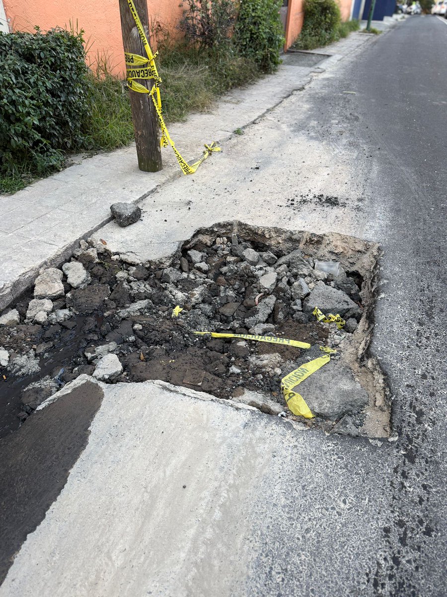 marsanmuj's tweet photo. @LopezCasarinJ @AlcaldiaAO @SEGIAGUA Arreglaron una fuga hace 2 semanas y dejaron la calle hecha un desastre. Diario hay coches ponchados! Por favor su apoyo para arreglaro bien! Nabor Carrillo 8 Olivar de los Padres, A. Obregon. https://t.co/3E3G4BZr8P