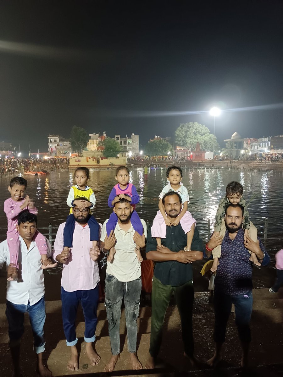 abhaysinghdu's tweet image. घर के बच्चे छठ घाट देव में