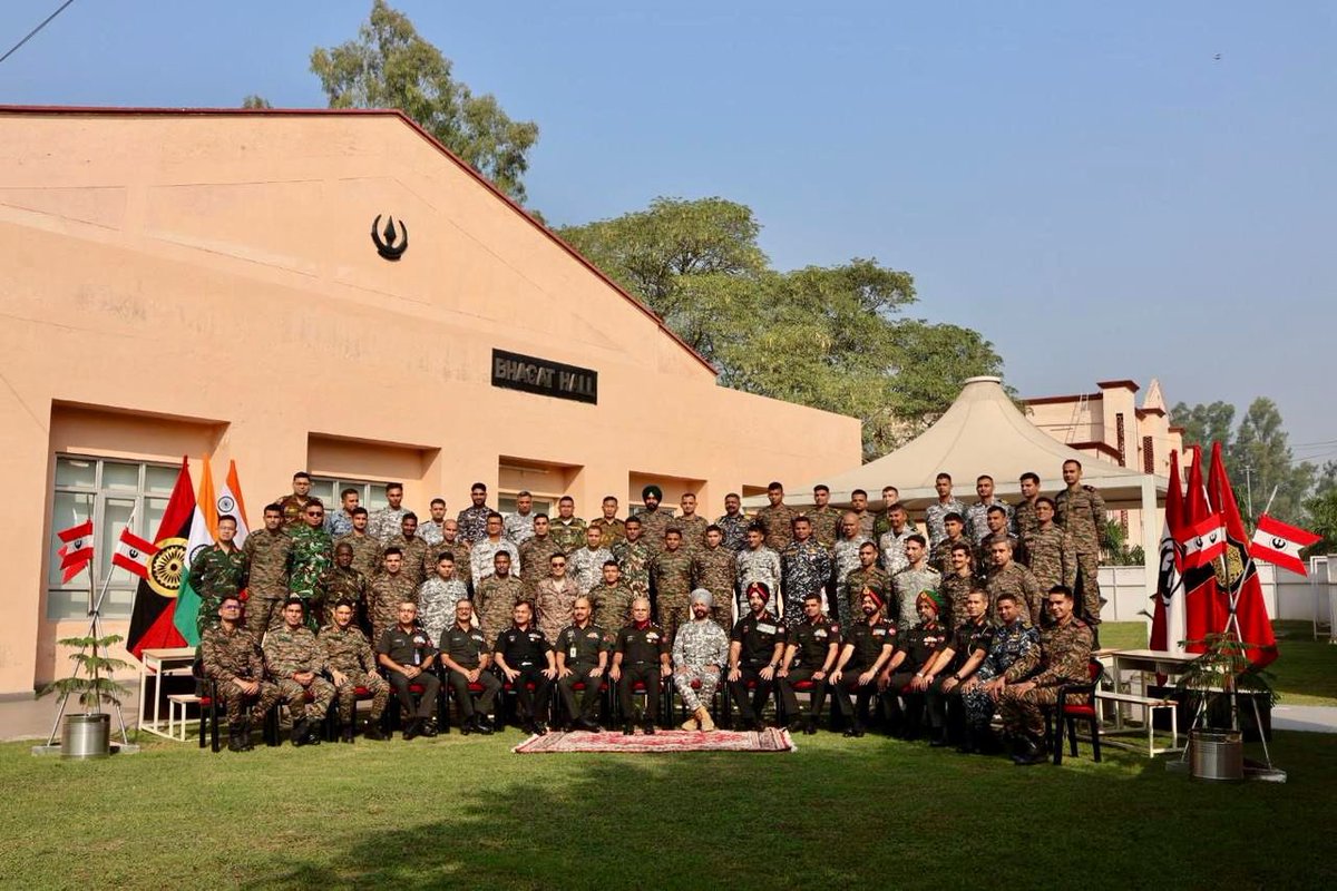 VajraCorps_IA's tweet image. #IndianArmy #OnPathToTransformation

Lt Gen Ajay Chandpuria, AVSM, VSM, #GOC #VajraCorps, interacted with Course Members of the 81st Defence Services Staff Course, comprising cutting edge leadership of the Tri-Services, Friendly Foreign Countries and Faculty Members.
He shared…