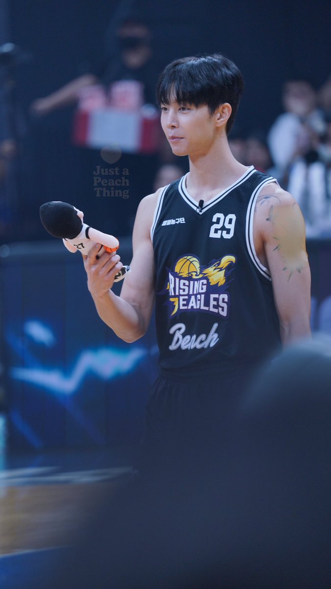 jjustapeachh's tweet image. J🐱 with mini doll 🏀

#쟈니 #Johnny #DunkItJohnnySuh