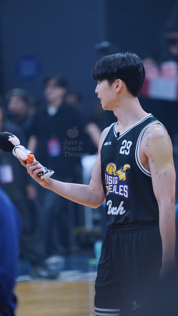 jjustapeachh's tweet image. J🐱 with mini doll 🏀

#쟈니 #Johnny #DunkItJohnnySuh