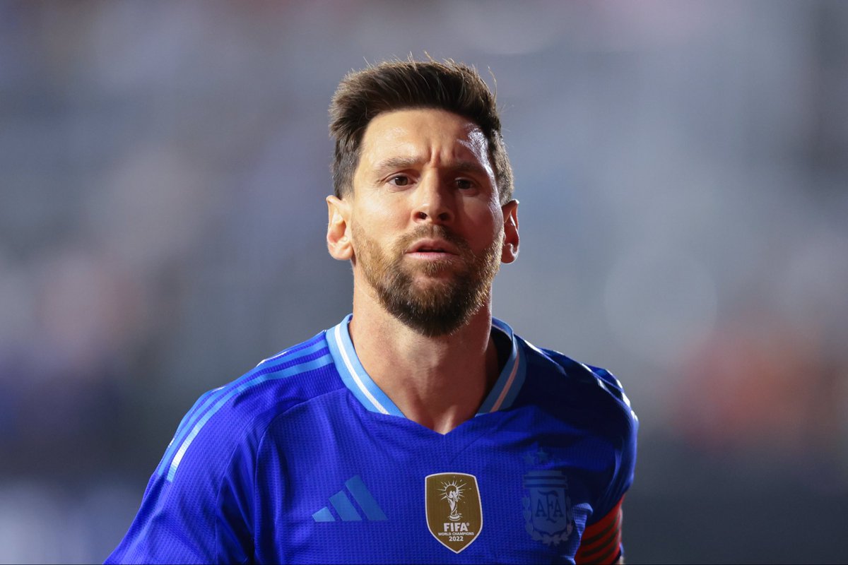 🚨 Lionel Messi 🇦🇷 : « 𝗕𝗘𝗔𝗨𝗖𝗢𝗨𝗣 𝗗𝗘 𝗝𝗢𝗨𝗘𝗨𝗥𝗦 𝗗𝗘𝗩𝗜𝗘𝗡𝗡𝗘𝗡𝗧 𝗢𝗕𝗦𝗘́𝗗𝗘́𝗦 𝗣𝗔𝗥 𝗟𝗘𝗦 𝗥𝗘𝗖𝗢𝗥𝗗𝗦 𝗜𝗡𝗗𝗜𝗩𝗜𝗗𝗨𝗘𝗟𝗦. 

Ils finissent par oublier l’objectif principal, qui est le succès de l’équipe. Pour battre des records, l'équipe doit d'abord