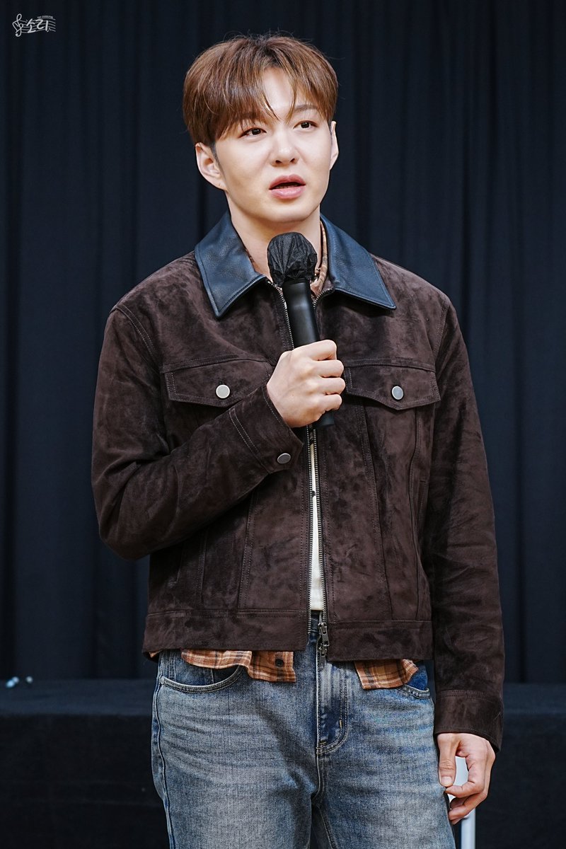 sori_cs_S2's tweet photo. 251024 후즈팬 대면 #이창섭 #LEECHANGSUB
ㅇㅏ 제발 손가락 봐줘 
살짝 콕잡은 손이 너무 귀여워..(｡♡.♡｡) https://t.co/2xcxKjcUbj