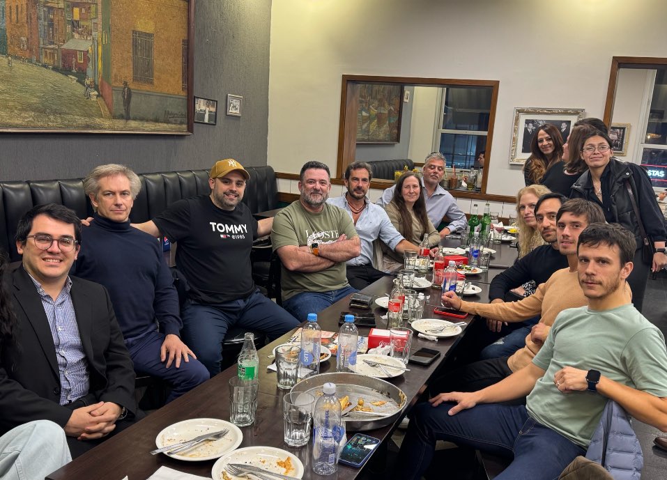 Cena con <a href="/MartinLitwak/">Martin Litwak</a> y nuestros alumnos de la Diplomatura en Planificación Patrimonial y Fiscalidad internacional 🥹 

En 2026 sera la sexta edición en <a href="/UCEMA_edu/">UCEMA</a> ucema.edu.ar/educacion-ejec… 🥰