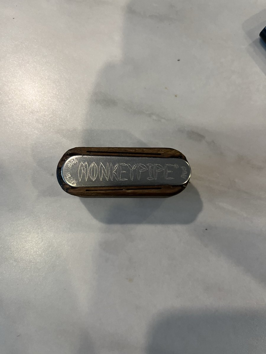NakaTvapem89872's tweet photo. ストーナーアイテム。
教えてもらった「MONKEY PIPE」。
木とメタルのコンビがたまらん。
愛着わいて一生モノになりそうな予感。
#MONKEYPIPE #ストーナーライフ #チルタイム #愛着湧くやつ #バンコク友達 #タイライフ https://t.co/S3e1pNkCpM