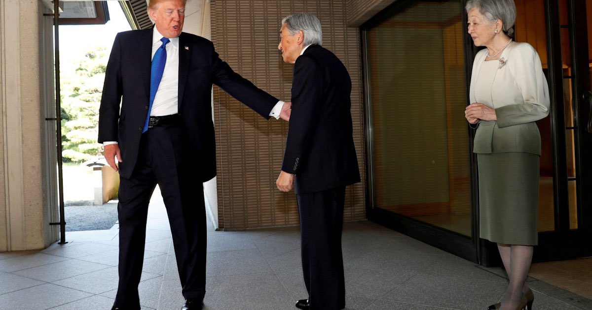 watergate213617's tweet image. 上皇(当時は天皇)に対して
最敬礼するオバマと
肩叩くトランプ