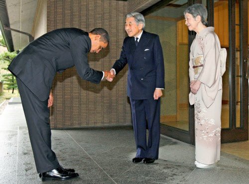 watergate213617's tweet image. 上皇(当時は天皇)に対して
最敬礼するオバマと
肩叩くトランプ