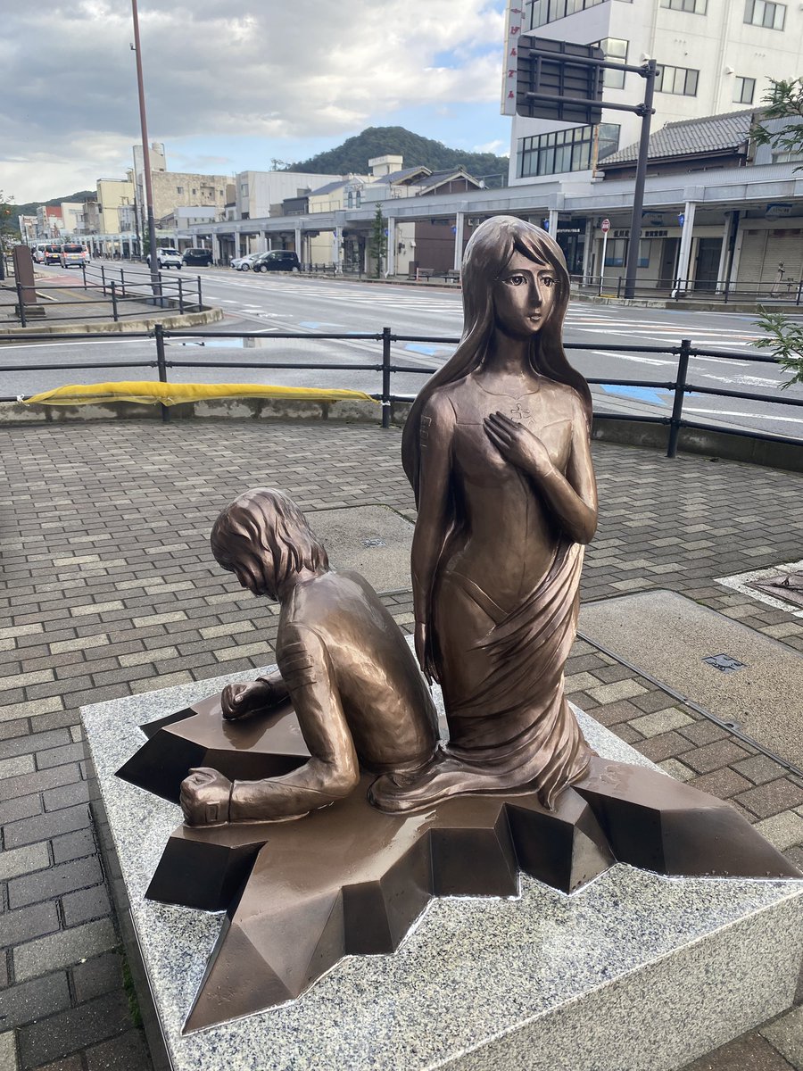 敦賀駅　松本零士ブロンズ像コレクションより
銅像大喜利①

「終わったんだから帰ってくれないか。」
「私とは遊びだったんですね…」