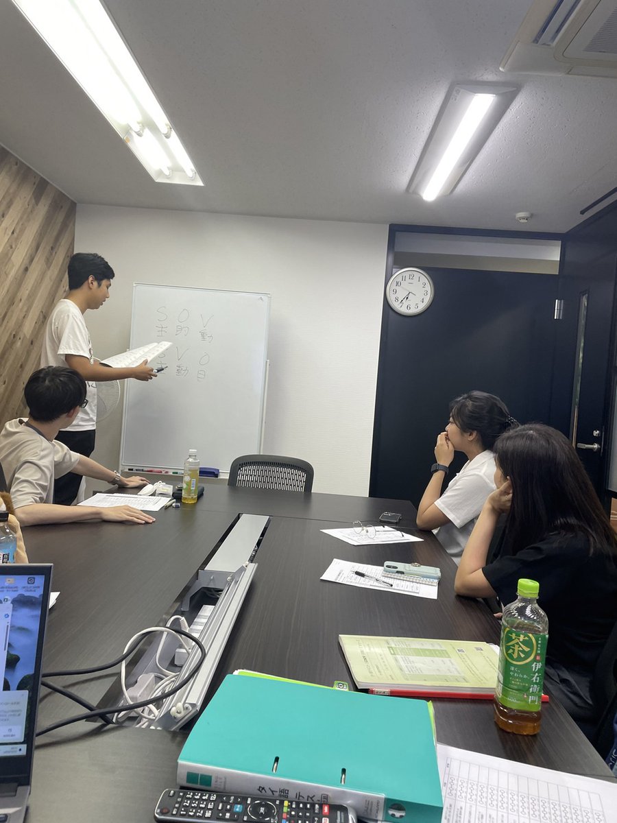 gowell_school's tweet photo. 実は‥‥
ゴーウェルタイ語スクールでは、講師の研修を定期的に実施しています🇹🇭
指導法だけでなく、日本人学習者の特徴や文化理解まで丁寧に共有！この日はタイ語検定を受講する生徒様も多いので、傾向と対策とベテラン社員講師が伝授。
「教えるプロ」として、質の高いレッスンをお届けしています。

#タイ語語学スクール 
#タイ語スクールの日常
#講師研修
#無料体験は常時受付中