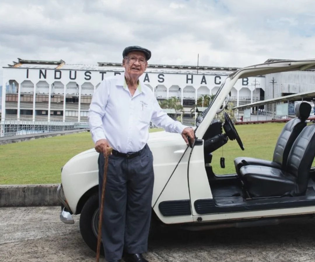 LuisDavidCaro's tweet photo. ¡Parte un grande! Murió a los 106 años José María Acevedo Alzate, fundador de Haceb y pionero de la industria colombiana.

En 1940 montó un pequeño taller eléctrico en Medellín. De ahí nació Haceb, una empresa que hoy genera miles de empleos y fabrica electrodomésticos presentes en hogares de todo el país.

Sin títulos universitarios, pero con disciplina, ingenio y visión, convirtió su taller en un símbolo de innovación nacional. Fue ejemplo de que la educación también se construye con curiosidad, trabajo y constancia.

Su legado no es solo una marca, es la historia de cómo el esfuerzo individual puede transformar la economía de un país.

🇨🇴 Gracias, Don José María, por enseñarnos que con dedicación y esfuerzo podemos lograr lo que queramos, y que hacer industria también es construir país.