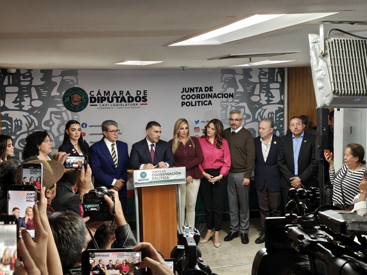 Luis_diazdeleon's tweet photo. Acompañamos al Secretario de la @SSPCMexico, @OHarfuch, en su comparecencia ante la Junta de Coordinación Política de la Cámara de @Mx_Diputados.
Desde la Subsecretaría de Política Criminal, Vinculación y Protección Civil, reiteramos nuestro compromiso con la visión de la Presidenta @Claudiashein para construir una seguridad con justicia en todo el país. 🇲🇽
#ComparecenciaSSPC #SSPC #SeguridadConJusticia #PolíticaCriminalMX