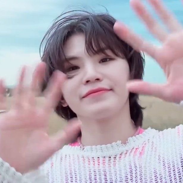 junilhani's tweet photo. Introduction post because I wanna come back, or something like that(idk if we still do this but hey lets be friends)
- My name is Eszter(Esther)
-I'm 19
-As of rn I'm mostly only listening to seventeen and ateez
-I'd def like recommendations 
And idk ask me anything ☺️💙 https://t.co/pTVKYTuEDE