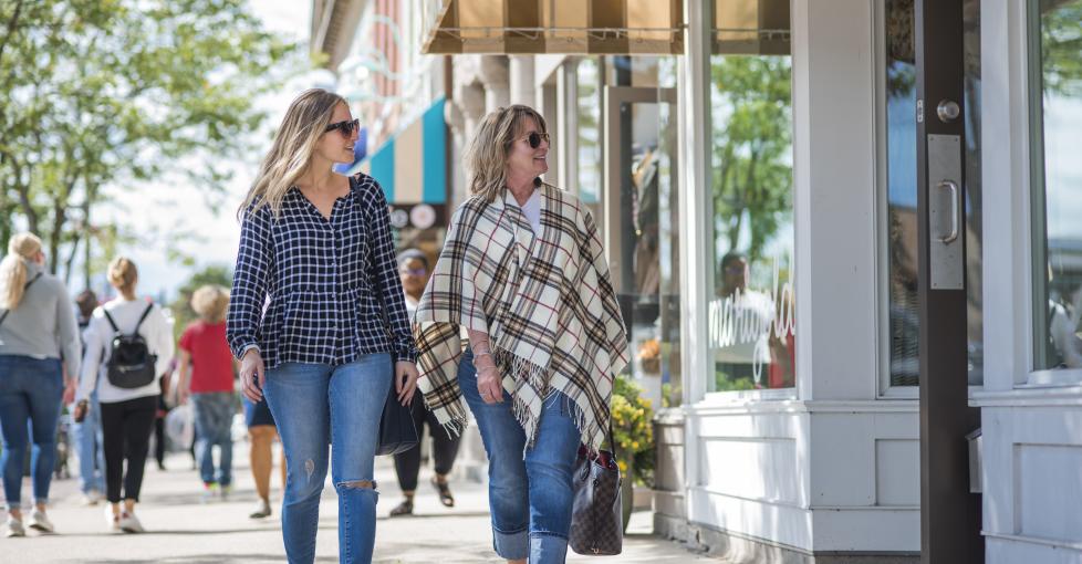 Time to spruce up your space and update your wardrobe for fall! 🍁  Check out our favorite spots to shop this season in Lake Geneva: 
visitlakegeneva.com/blog/post/fall…
