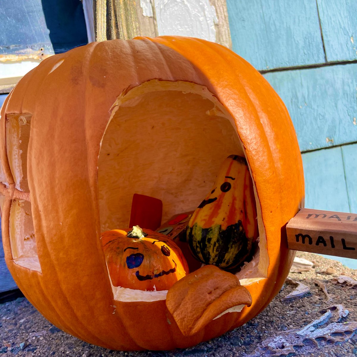 MelnortonNB's tweet photo. Loving the creative carving of my neighbours these days! #pumpkin 🎃 #jackolantern #gords https://t.co/Hhcw7efQZW