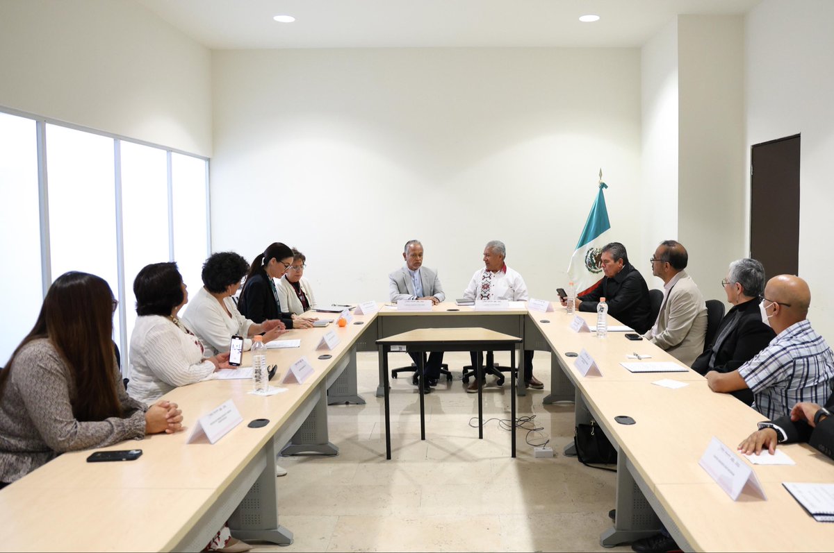 El secretario de Educación Pública, <a href="/ManuelVive_/">Manuel Viveros</a> encabezó la entrega de 15 acuerdos de Reconocimiento de Validez Oficial de Estudios de Tipo Superior a 12 instituciones privadas, lo que fortalece la calidad educativa en Puebla. 

En su mensaje, destacó que, con humanismo