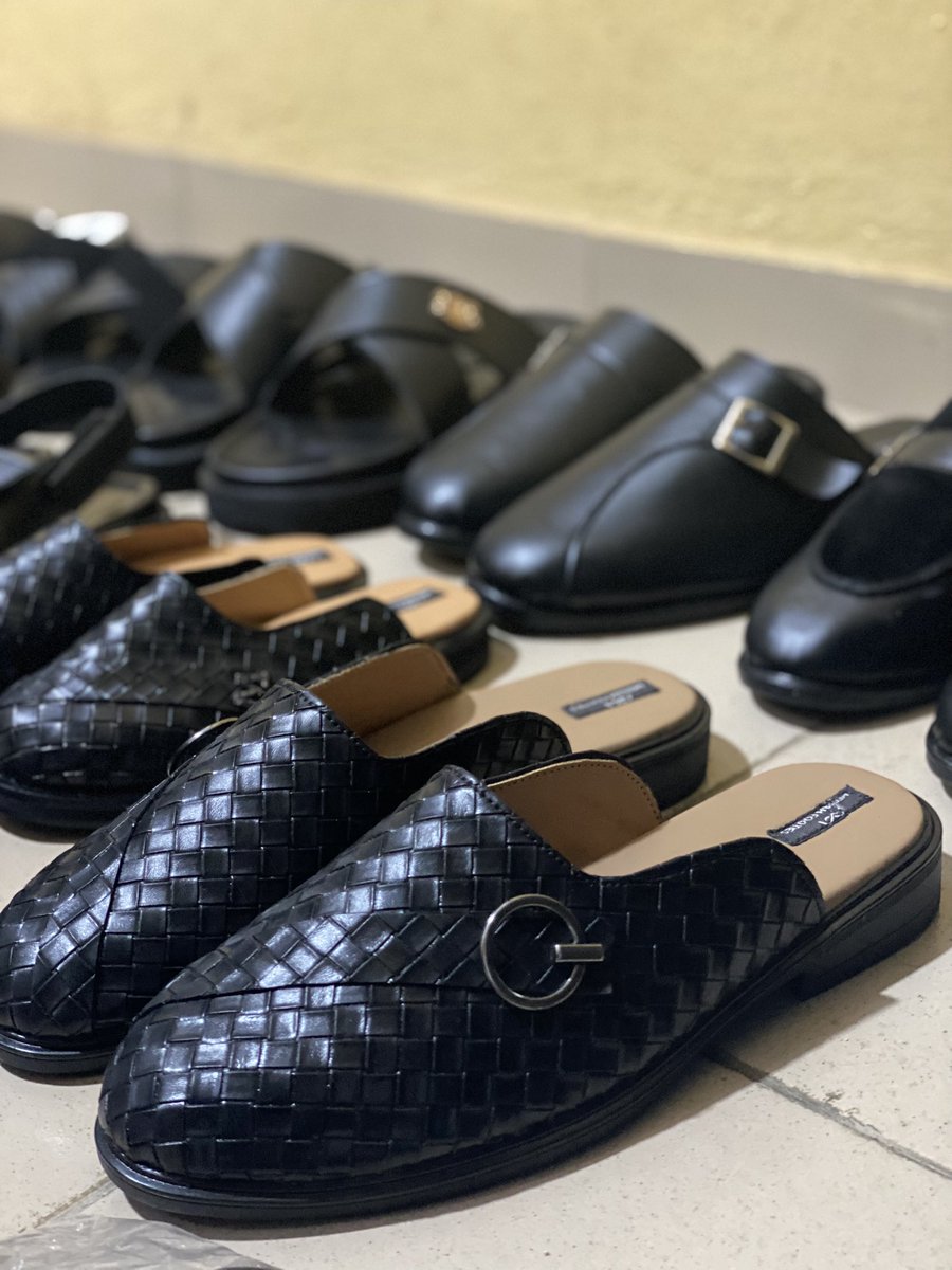 Tolamals's tweet photo. Shamelessly coming back to X to showcase my products.
My goal is to make 10 sales from here by November Bi’idnillah 

Half shoe: 25,000 NGN
Slides: 18,000/25,000 NGN https://t.co/psKXQqItrP