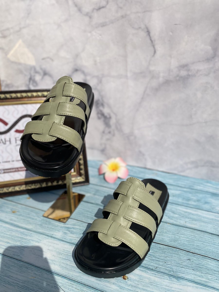 Tolamals's tweet photo. Shamelessly coming back to X to showcase my products.
My goal is to make 10 sales from here by November Bi’idnillah 

Half shoe: 25,000 NGN
Slides: 18,000/25,000 NGN https://t.co/psKXQqItrP