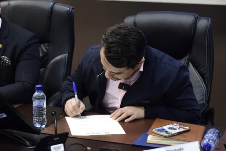 RonaldYPortillo's tweet photo. Hoy, en la Comisión de Transparencia y Probidad, dictaminamos favorablemente la #Iniciativa6627.

Esta reforma a la Ley de Probidad busca sancionar a funcionarios que firmen contratos o convenios (especialmente con ONGs y organismos internacionales) que limiten la fiscalización de la Contraloría (CGC) o de este Congreso garantizando la transparencia de los fondos públicos. 

#Guatemala #ONGS #GuatemalaTransparente #Fondos #Publicos #transparencia #ConveniosInternacionales