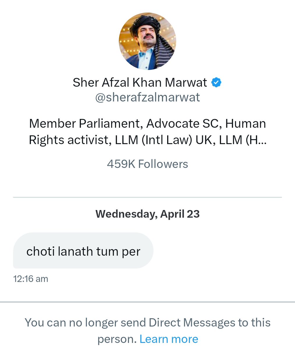 یہ شخص حق سے منہ موڑ کر قاتلوں کے قدموں میں جا گرا ۔ 
لعنت ایسے ضمیر فروشوں پر
#KashmirBlackDay