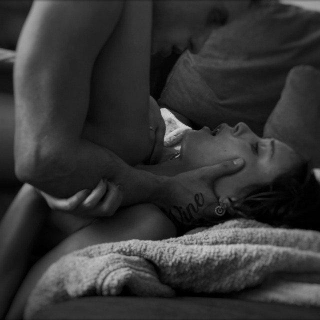 "Interminable noche"

Usted me hace perder la razón,
me arrastra hacia la interminable noche.
Mi corazón late desbocado,
mientras mis muslos lloran.

Esa mirada misteriosa,
que brilla de una forma tan hermosa…
Miénteme dulcemente esta noche,
hazme llorar de placer.

Que el