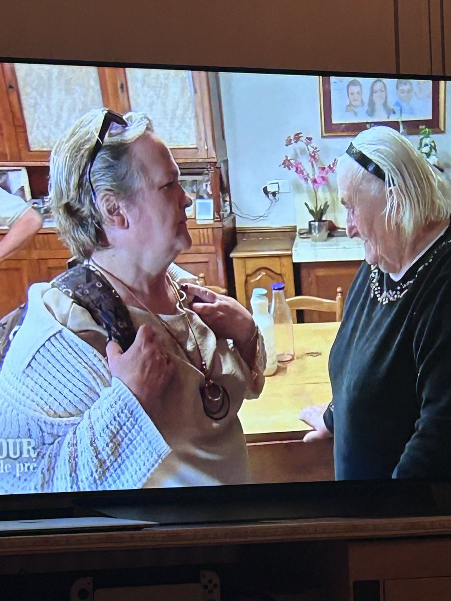 ZapInTheHood's tweet photo. Et puis le bouquet de fleurs, tu l’enfonces dans le cul de jean-Louis #adp2025 #ADP https://t.co/M5Bc3HL629