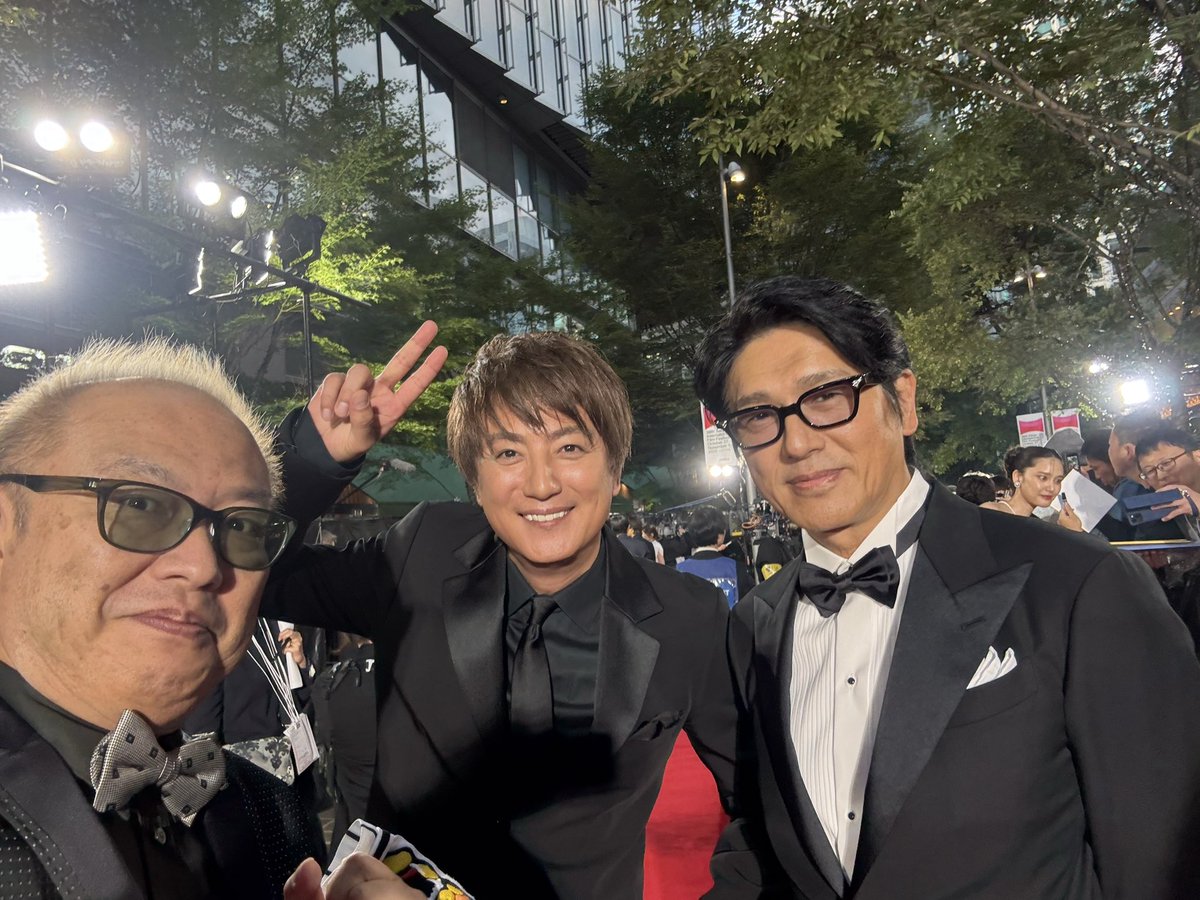 #東京国際映画祭
#栄光のバックホーム　チーム

鷹也が手にしていたのは
横田慎太郎さんから譲り受けた
ご本人のグローブ

僕は
ロケで鷹也がずっと着ていて
泥と汗が染み込む度に
みんなで洗濯して乾かした
背番号24のユニフォームを手に
レッドカーペットを歩きました

慎太郎さんに届け‼️