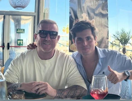 FonsiLoaiza's tweet image. Hoy, el ultraderechista Vito Quiles ha compartido mesa y mantel con Tomás Ribera, que ha sido uno de los capos de los neonazis de los Yomus del Valencia. Aquí con su camiseta de "Hitler Tenía Razón".