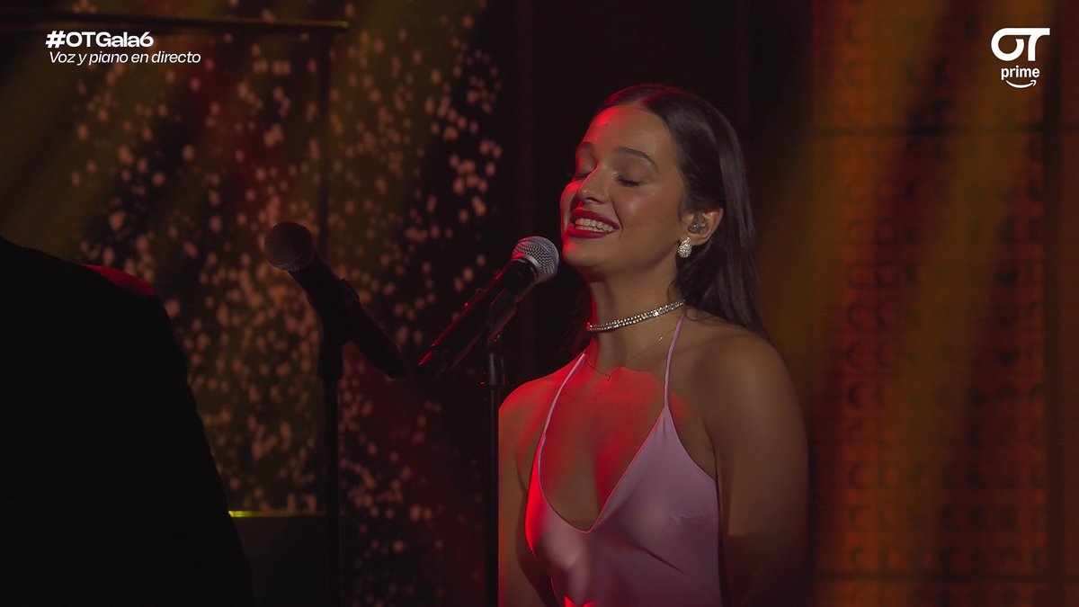 nurmmss's tweet photo. CLAUDIA SIRVIENDO FACECARD Y VOCALS LO HA HECHO TAN PERO TAN BIEN POR FAVOR CRUZA LA PASARELA 
#OTGala6 https://t.co/rLwsaUnZ44