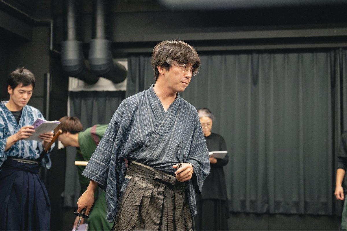 昨日の稽古でほぼ全てのシーンに動きが付きました‼️

これだけの大人数が集まる合同練習は今月まで☝️来月からはそれぞれのチームに別れて作品を彩ります✨

カメラマンのてらださんの稽古場写真が素敵過ぎるので、今後もお楽しみに😍

そんな先行予約の特典が付くのは10/31までですよ💁

#暗殺異世界