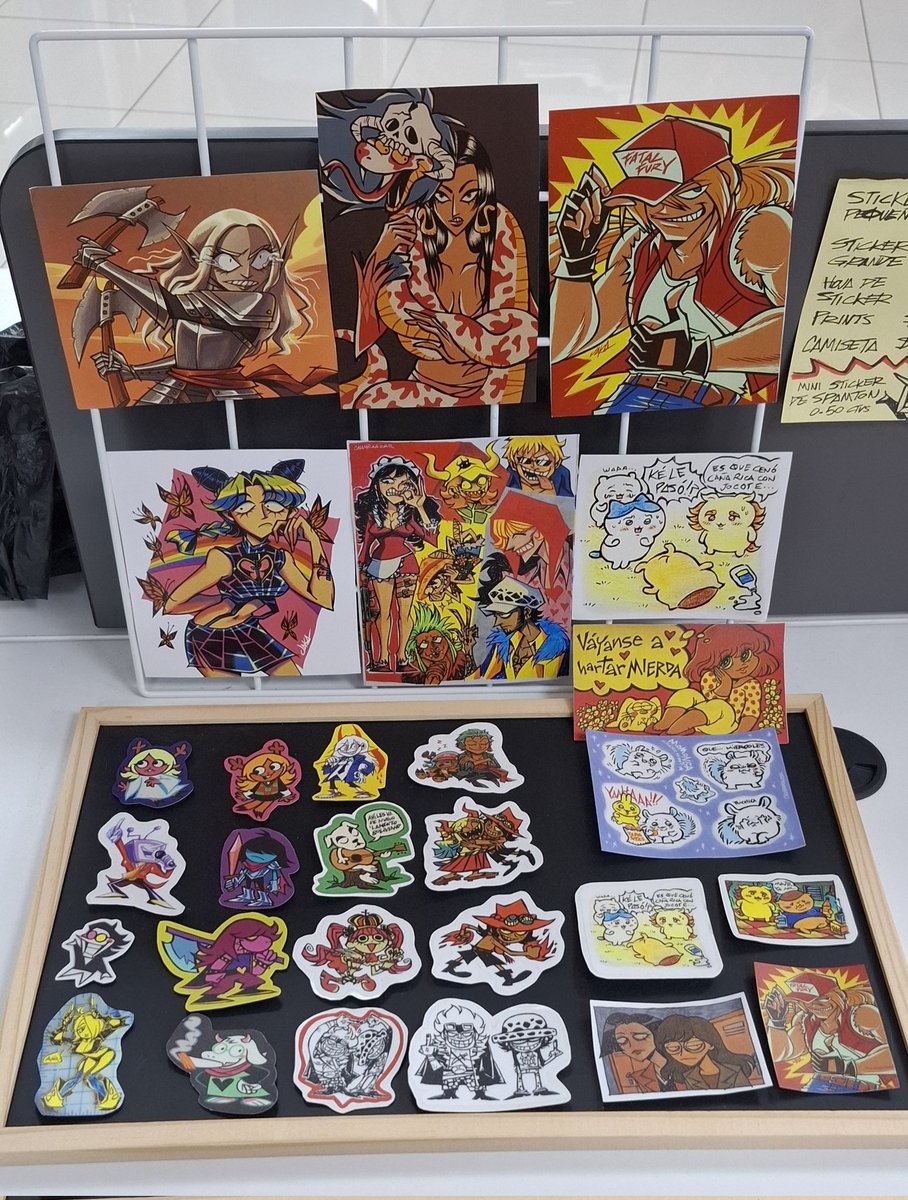 Se me fue tomarle foto a mi stand en el evento...pero este es el mini stand que monté hoy para vender en la oficina 🤠 