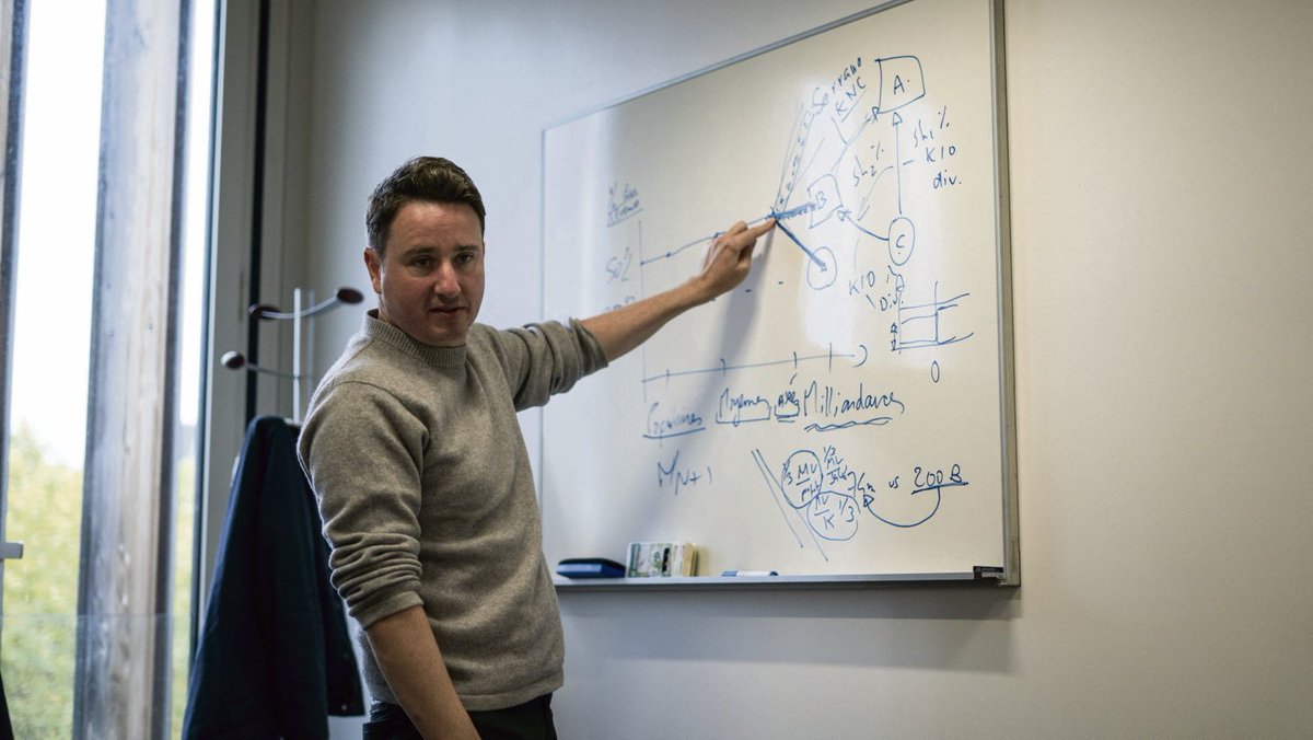 Sur cette photo de Gabriel Zucman, on voit un tableau qui montre que les classes populaires, moyennes et aisées paient 50% d'impôts. Ce tableau, Gabriel Zucman l'a montré partout comme étant une vérité.

Dans cette interview, Gabriel Zucman reconnaît à demi-mot que ce tableau est