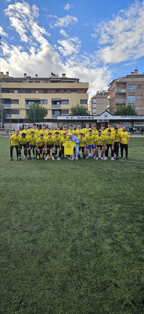 Dissabte es va dedicar la victòria al Joel x una greu lesió al genoll, per culpa de l’estat lamentable de la gespa. Una gespa q fa mesos q havia d’estar canviada i no tenim notícies de quan es realitzarà. Aquest silenci és el més greu i qui dia passa, any empeny <a href="/AjuntamentNavas/">Ajuntament de Navàs</a>