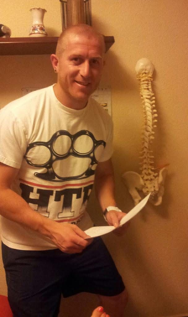 FonsiLoaiza's tweet image. Hoy, el ultraderechista Vito Quiles ha compartido mesa y mantel con Tomás Ribera, que ha sido uno de los capos de los neonazis de los Yomus del Valencia. Aquí con su camiseta de "Hitler Tenía Razón".