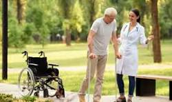 💊 Perlas Clínicas: Los Riesgos Ocultos de las Quinolonas
Las fluoroquinolonas (FQs) —principalmente Ciprofloxacino, Levofloxacino y Moxifloxacino— son antibióticos potentes y de amplio espectro. Sin embargo, su uso se ha restringido significativamente debido a una serie de