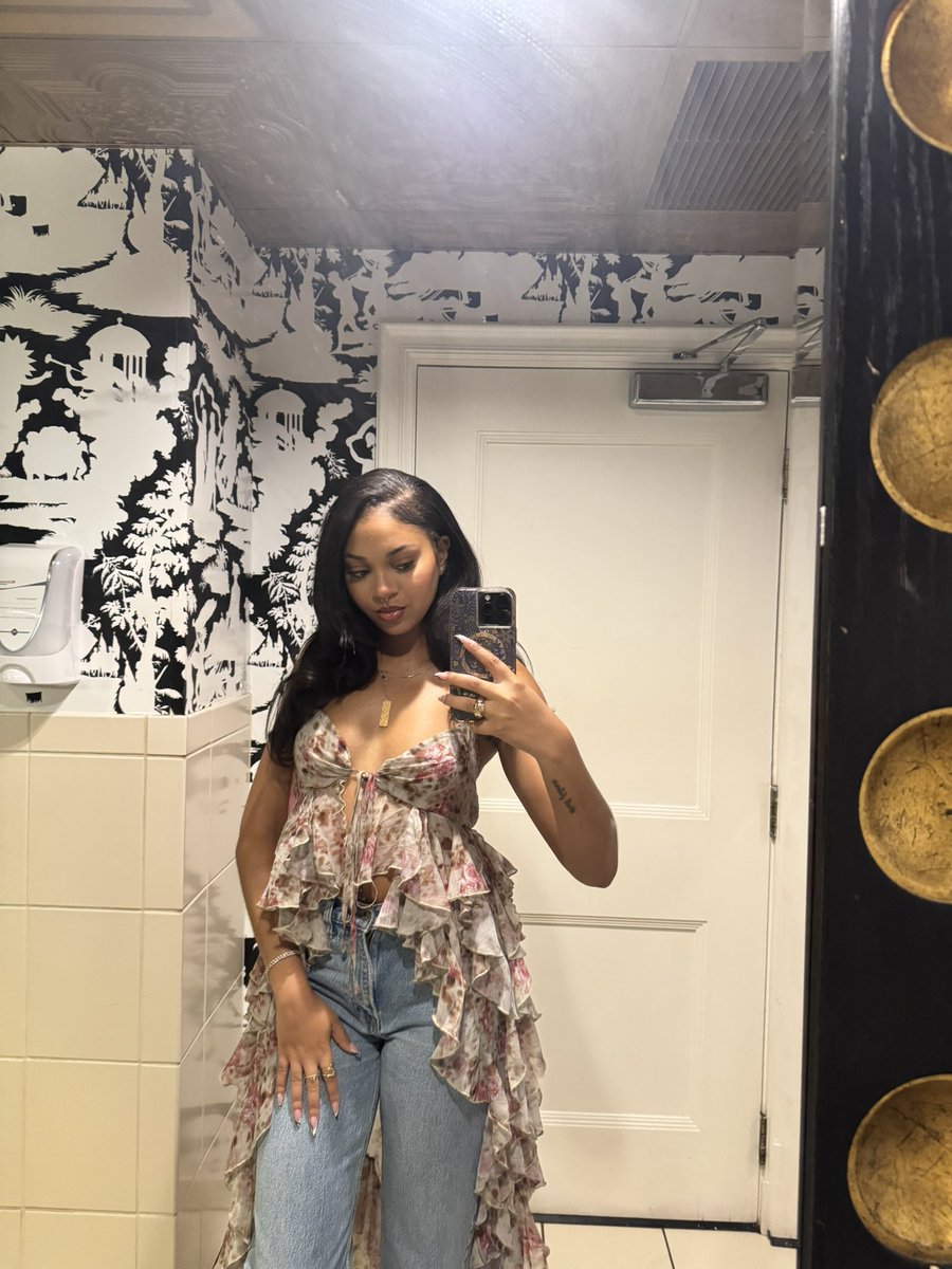 a moment for the shirtttt