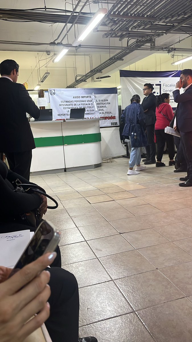 andybarsal's tweet image. Es una verdadera vergüenza las condiciones en las que tienen el edificio de la fiscalía.. @LuisaAlcalde @BerthaAlcalde @FiscaliaCDMX @Claudiashein
Ni por que aquí trabajan ustedes! 
Deberían mejorar sus instalaciones para darle seriedad al gobierno.