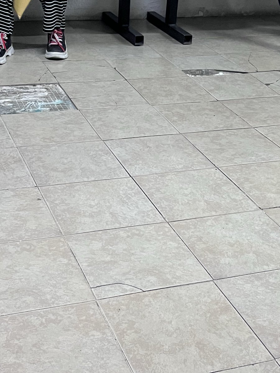 andybarsal's tweet image. Es una verdadera vergüenza las condiciones en las que tienen el edificio de la fiscalía.. @LuisaAlcalde @BerthaAlcalde @FiscaliaCDMX @Claudiashein
Ni por que aquí trabajan ustedes! 
Deberían mejorar sus instalaciones para darle seriedad al gobierno.