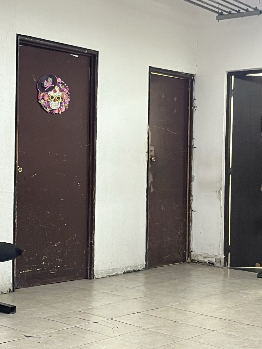 andybarsal's tweet image. Es una verdadera vergüenza las condiciones en las que tienen el edificio de la fiscalía.. @LuisaAlcalde @BerthaAlcalde @FiscaliaCDMX @Claudiashein
Ni por que aquí trabajan ustedes! 
Deberían mejorar sus instalaciones para darle seriedad al gobierno.