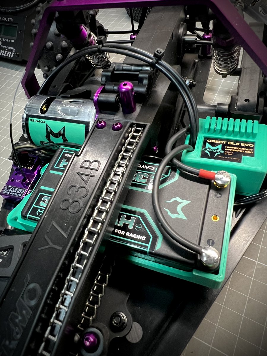 ワンダードッグファイターには規則に沿って540シルバー缶モーター仕様