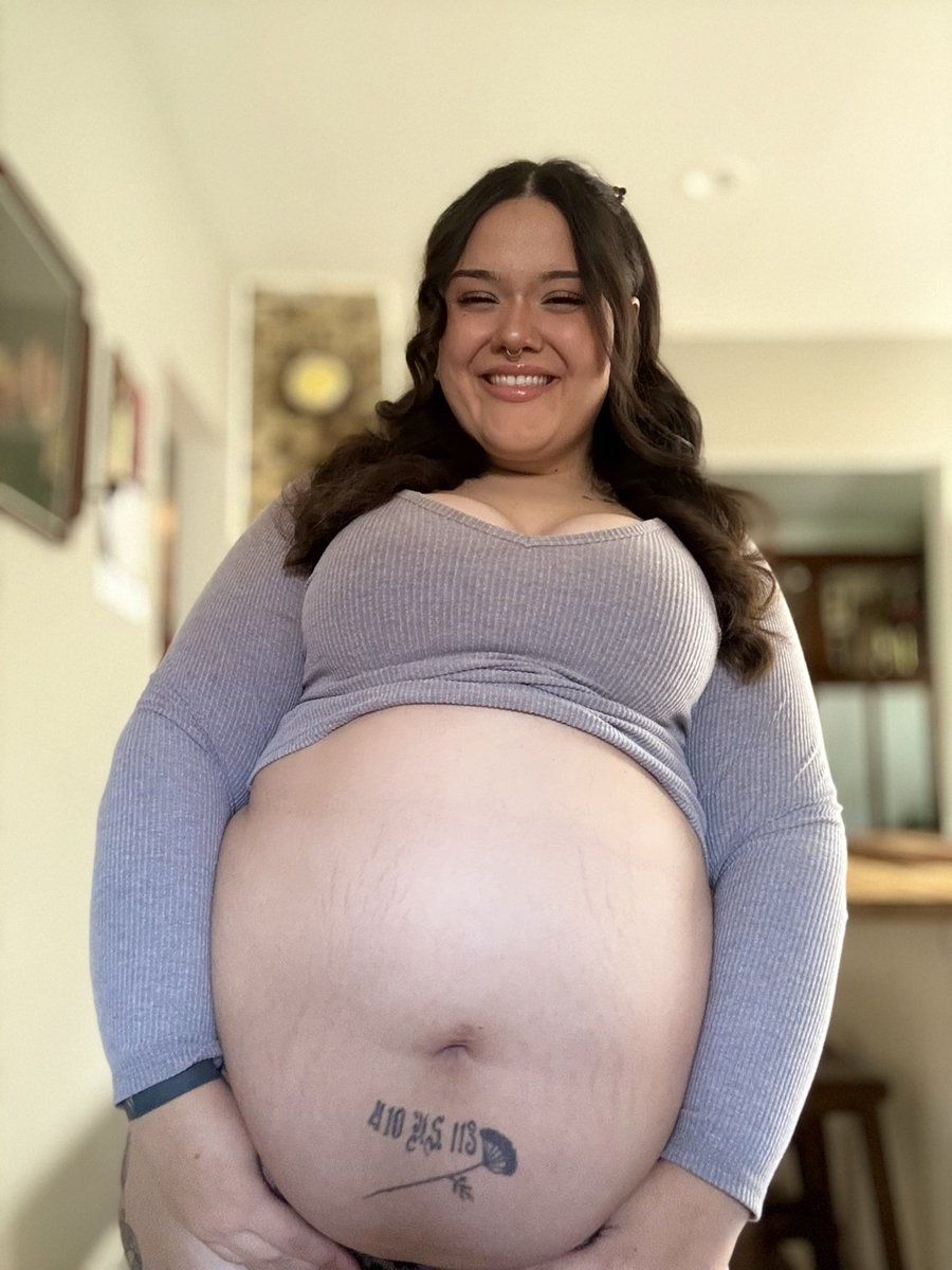 RosieMFeedee's tweet photo. 🚨Looking for a feeder to make this gut ginormous!!🚨 https://t.co/KPQwO8DA1V