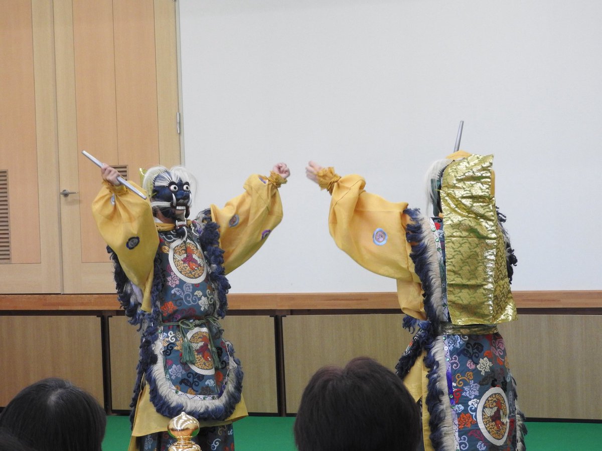 gagakubu's tweet photo. 演奏が終わった後には、お客さんの方からたくさんの質問をいただいて、また一つ雅楽を身近に感じていただく良い機会になったなと感じています。
#天理大学雅楽部 #天理大学 #雅楽 #耳成西小学校地区 #多地区公民館 #管絃 #越殿楽 #陪臚 #楽器紹介 #舞楽 #納曽利  #tenriuniversity #gagaku #tenri https://t.co/qxa05vFJA0