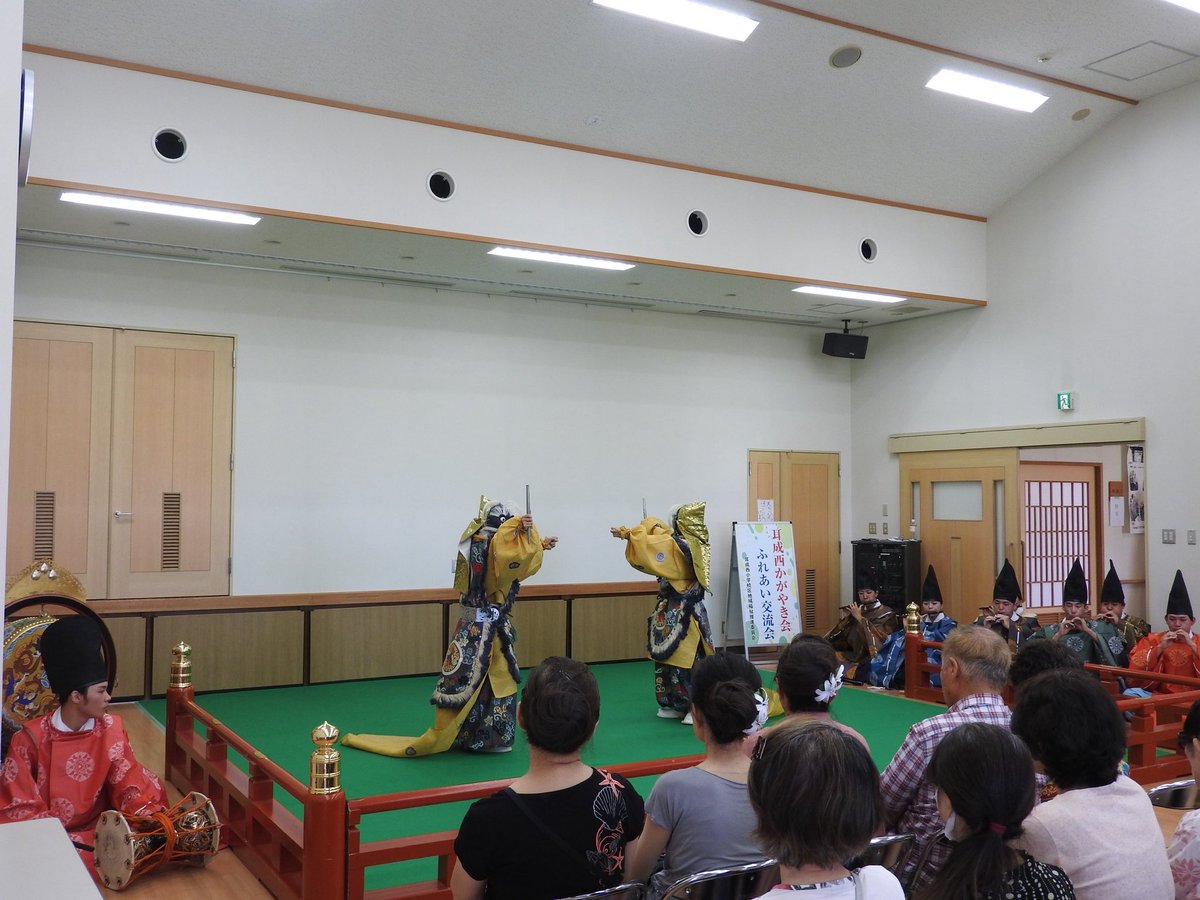 gagakubu's tweet photo. 演奏が終わった後には、お客さんの方からたくさんの質問をいただいて、また一つ雅楽を身近に感じていただく良い機会になったなと感じています。
#天理大学雅楽部 #天理大学 #雅楽 #耳成西小学校地区 #多地区公民館 #管絃 #越殿楽 #陪臚 #楽器紹介 #舞楽 #納曽利  #tenriuniversity #gagaku #tenri https://t.co/qxa05vFJA0