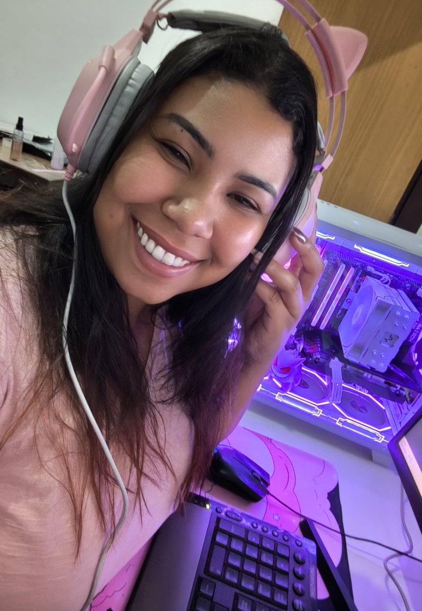 steella_a's tweet photo. Computador pra jogar lol 😆 https://t.co/ULYZowqJwL
