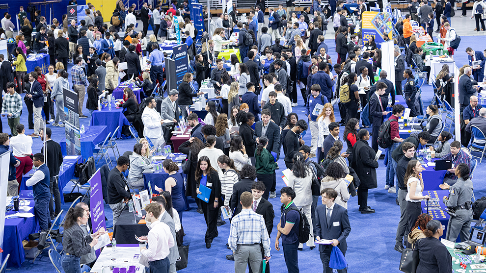 💼 Hundreds of Hofstra students networked with employers at the University’s Fall All-Majors Career and Internship Fair.

🦁 The fair was organized by the Center for Career Design and Development.

news.hofstra.edu/2025/10/17/hof…