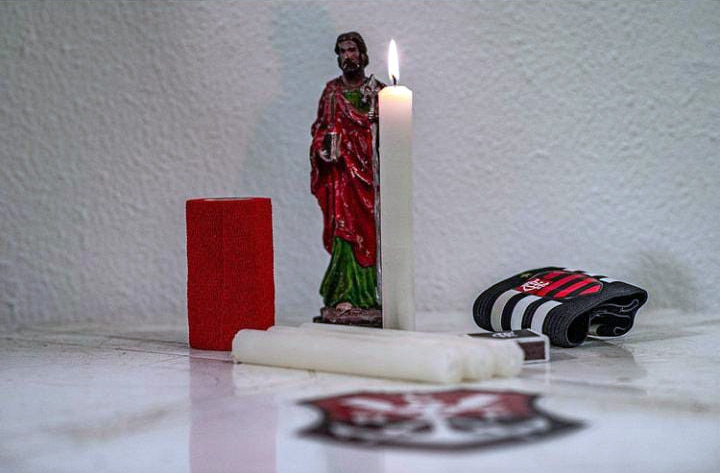 venecasagrande's tweet photo. FLAMENGO CELEBRA DIA DE SÃO JUDAS TADEU, PADROEIRO DO CLUBE, COM MISSA E HOMENAGEM AO ARCEBISPO DOM ORANI TEMPESTA

O Flamengo convida a imprensa para a tradicional missa em homenagem a São Judas Tadeu, padroeiro do clube, que será realizada nesta terça-feira, dia 28 de outubro de 2025, às 15h, no Santuário São Judas Tadeu. A celebração será conduzida por Dom Orani Tempesta, Arcebispo Metropolitano da Arquidiocese do Rio de Janeiro.

Em alusão ao Dia do Flamenguista e em reverência ao esporte fundador do clube, remadores do Flamengo prestarão homenagem a Dom Orani, presenteando-o com a recém-lançada camisa “Pherusa”. A camisa, lançada oficialmente no próprio dia 28, faz referência direta ao mito fundador do clube em 1895, e seu lançamento inaugura as comemorações de aniversário de 130 anos do Flamengo, a ser celebrado em 15 de novembro de 2025.

SERVIÇO
Missa de São Judas Tadeu – Padroeiro do Flamengo
Data: 28/10/2025 (terça-feira)
Horário: 15h
Local: Santuário São Judas Tadeu – R. Cosme Velho, 470 – Cosme Velho, Rio de Janeiro – RJ
Entrada da imprensa: 14h30

Para credenciar e confirmar a presença, os interessados deverão enviar nome completo, cargo e veículo para imprensa@flamengo.com.br até amanhã (28/10/2025) às 10h.

Sobre a relação do Flamengo com São Judas Tadeus

São Judas Tadeu tornou-se padroeiro do Flamengo pela ligação entre sua crença no impossível e o espírito de superação do clube e da torcida. Em 1953, após oito anos sem títulos, dirigentes do clube buscaram inspiração e apoio no santuário de São Judas Tadeu, no Cosme Velho. Com a bênção e incentivo do Padre Góes, os jogadores passaram a frequentar missas e firmaram o compromisso de manter a fé e a união dentro e fora de campo. O resultado foi imediato: o Flamengo voltou a conquistar títulos, incluindo o tricampeonato Carioca. Por sua trajetória de esperança e vitória diante das dificuldades, São Judas Tadeu é reverenciado como símbolo da perseverança rubro-negra e inspiração eterna para os flamenguistas, sendo celebrado em 28 de outubro, data que também marca o Dia do Flamenguista.