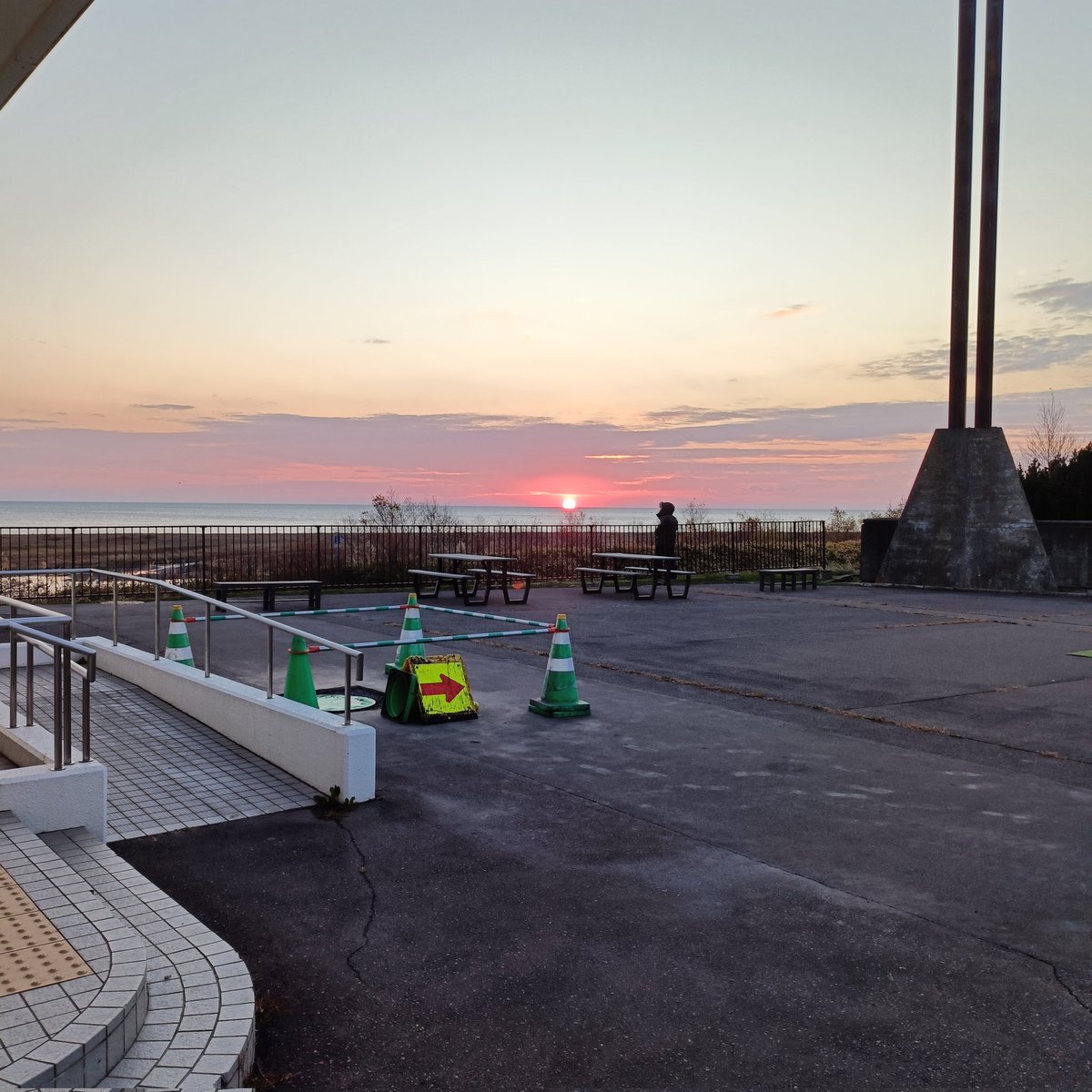 hitoppy33's tweet photo. おはようございます。北海道最東端リスナーのいくつになってもウーマクーです😊 風が強いけどいい天気ですよ〜。 朝5時50分の写真です #RBCi #アップ738 https://t.co/Js98iU8vzA