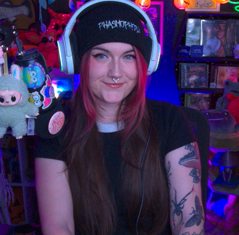 HELLOOOO! Happy Monday, gamers ✨💕 I'm playin' some solo Phasmophobia RIGHT NOW SO COME HANG OUT!!!! 👻🌈(also rocking my sick new hat that I got from the <a href="/PlayPhasmo/">Phasmophobia</a> booth at TwitchCon ehehehe) liiink 👇