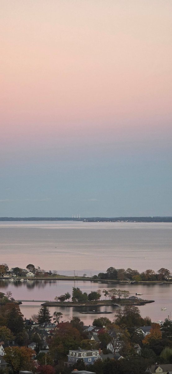 DaNotoriousCRC's tweet image. The ombre of an evening sky over the sound 😍🥰
#wholesome #waterview