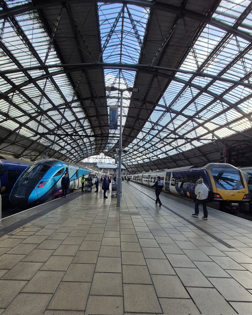 Westfield113594's tweet image. 802 211 and 331 026 at Liverpool Lime Street on 25th October 2025, my pic 😊🚆
#class802 #class331 #transpennineexpress ##northernrail #LiverpoolLimeStreet