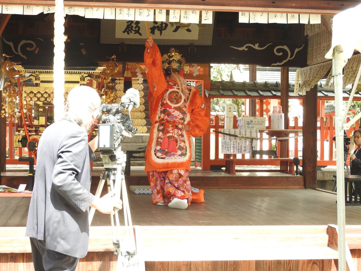 gagakubu's tweet photo. 9月27日(土)御霊神社で行われた、ご祭神井上皇后薨去1250年記念「神輿・神輿蔵修復完成奉告祭」の奏楽と奉納舞楽で「蘭陵王」をしました。
外での演奏でしたが、天気にも恵まれ、まさに奉納日和でした。
#天理大学雅楽部 #雅楽部 #御霊神社 #舞楽 #蘭陵王 #雅楽 #天理 #tenriuniversity #tenri #gagaku https://t.co/SdX57ary9d